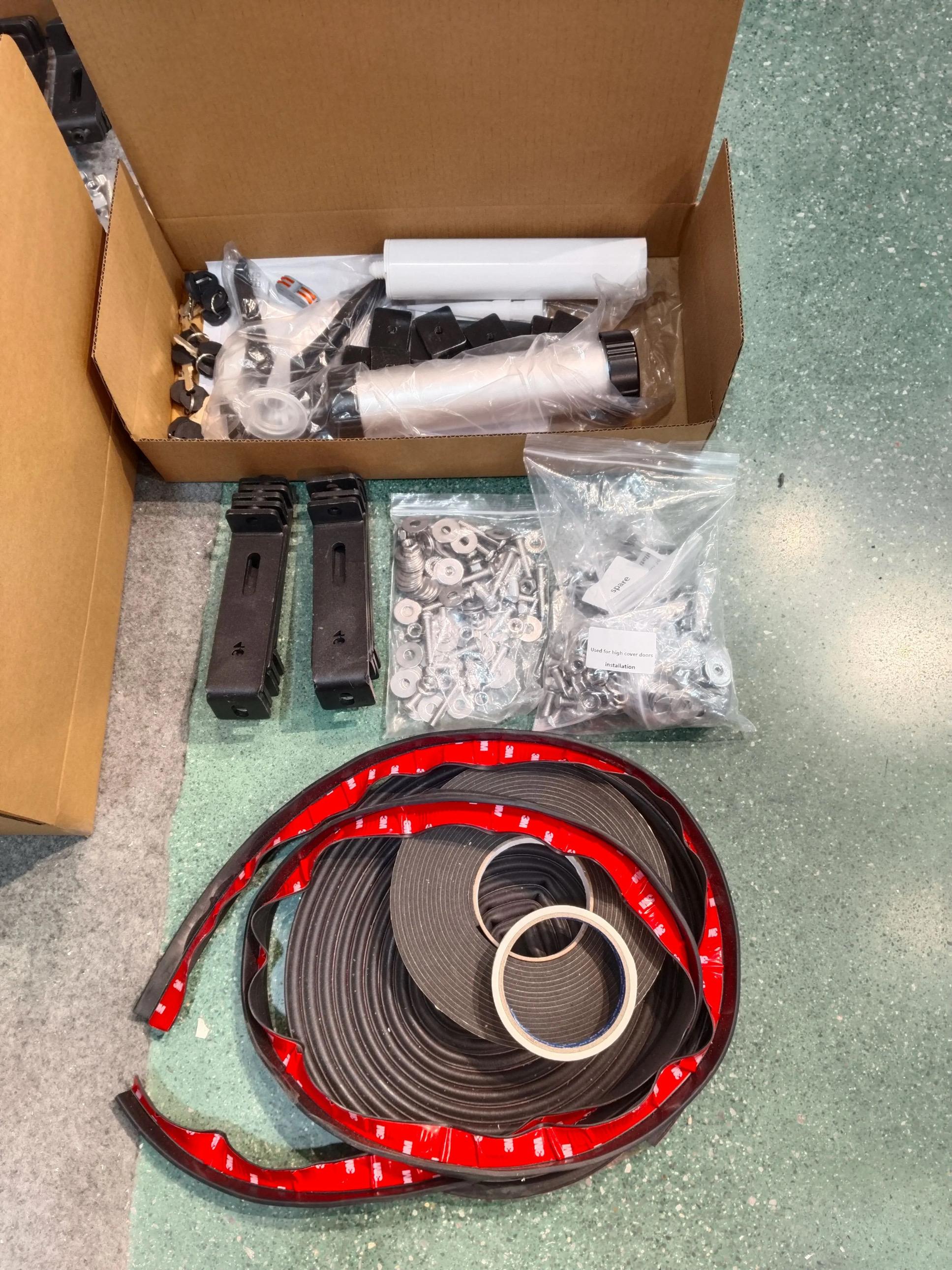 Full accessories and hardware kit